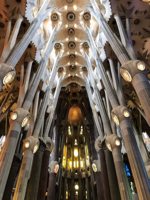 Sagrada Familia innen Barcelona