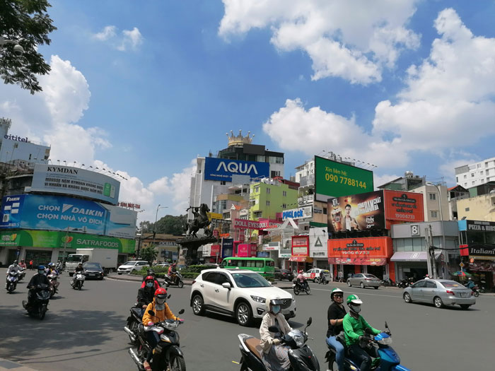 Verkehrskreuzung in Saigon mit Grab Bike Fahrer