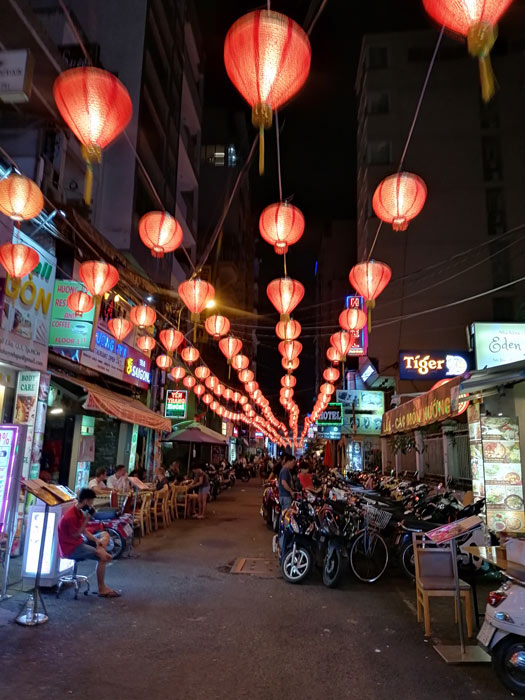 Belebte Nebenstraße in Ho-Chi-Minh-Stadt