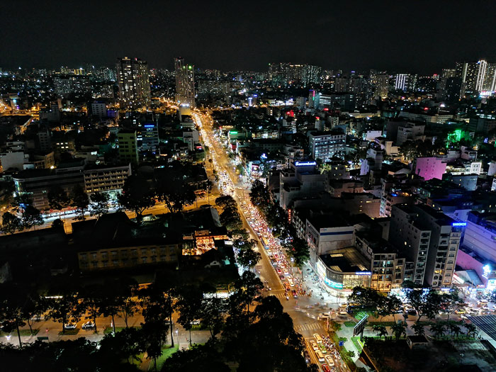 Skybar Ausblick auf das abendliche Saigon