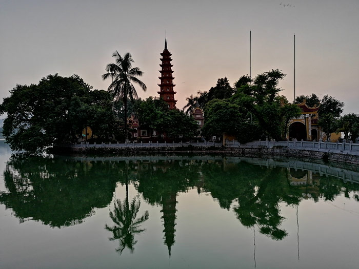 Tran Quoc Pagode Hanoi bei Sonnenuntergang