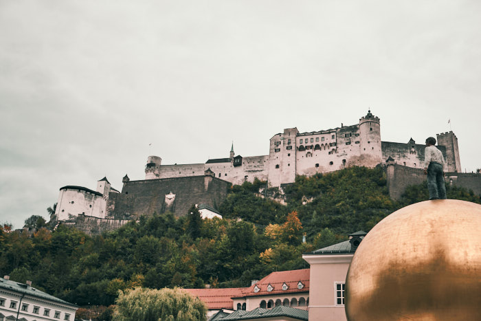 Kapitelplatz mit Sphaera in Salzburg