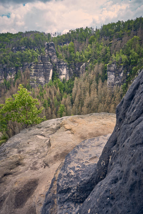 Idagrotte schmales Felsband Wanderweg