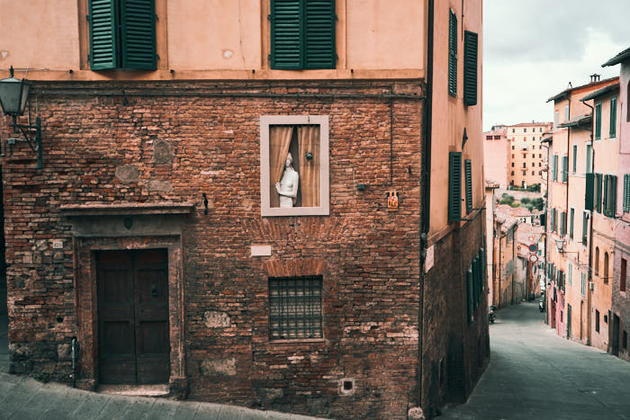 Frau im Fenster Siena