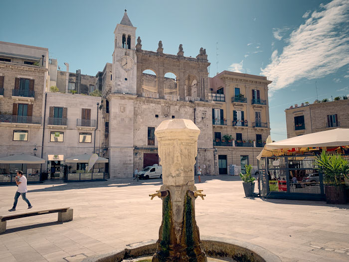 Piazza Mercantile Schandsäule Bari