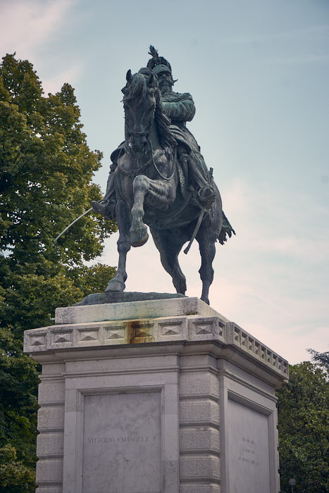 Statue Vittorio Emanuele II Piazza Bra