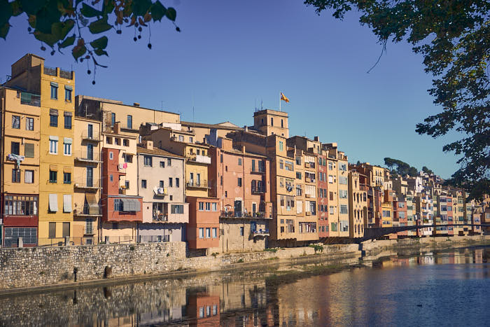 Impression Girona Onyar bunte Häuserfassaden