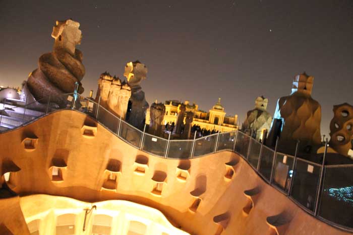 Casa Milà Dachterrasse beleuchtet bei Nacht