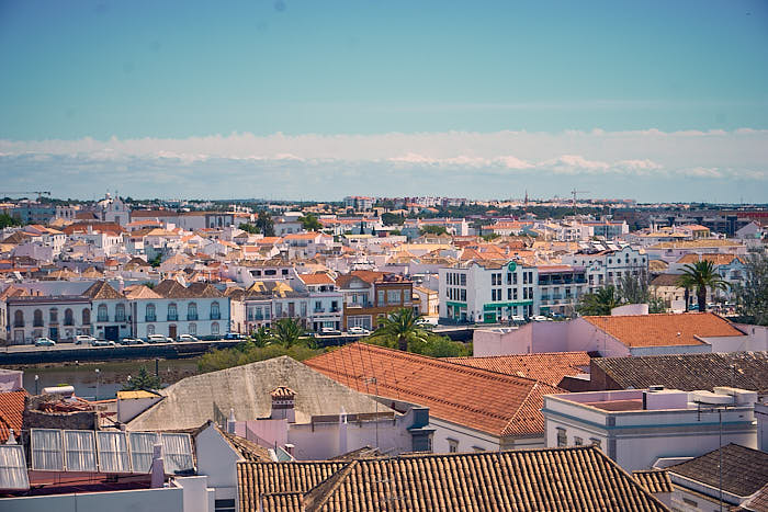 Tavira mit Blick von oben auf die Altstadt und den Fluss Gilao