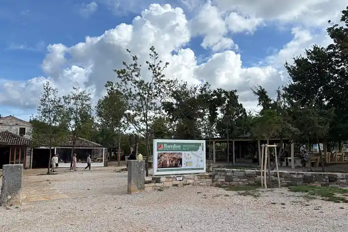 Baredine Höhle aussen