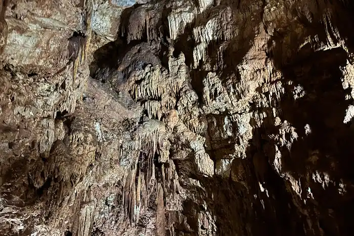 Baredine Höhle innen