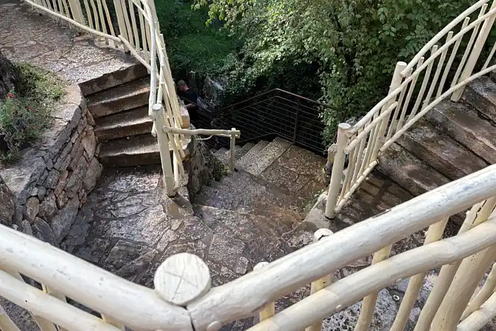 Baredine Höhle Zugang
