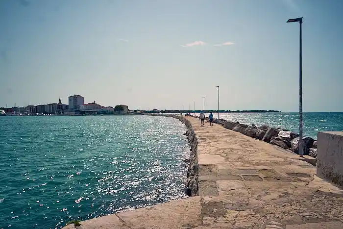 Steinmole am Hafen von Umag in Istrien
