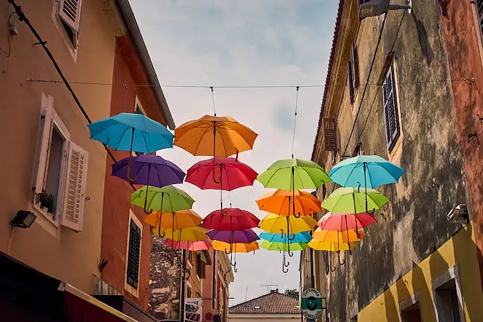 Novigrad Bunte Regenschirme Altstadt
