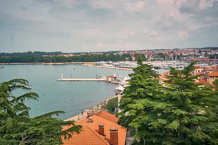 Novigrad Kirchturm Blick Hafen