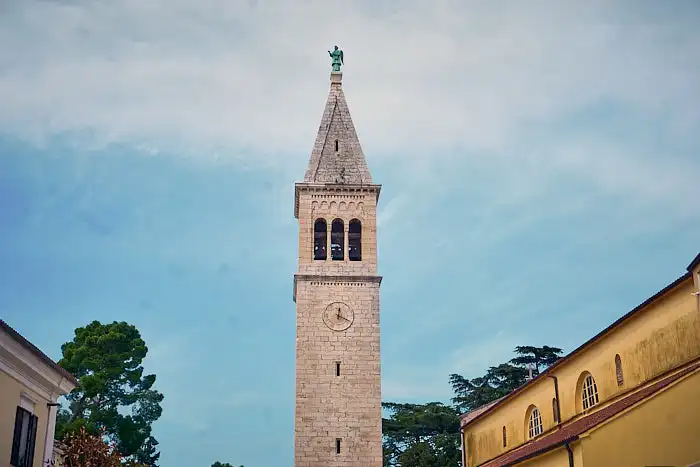 Novigrad Istrien Kirchturm